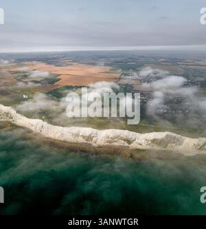 Vue aérienne des majestueuses falaises blanches de Douvres surplombant la Manche sereine, Douvres, Royaume-Uni. Banque D'Images