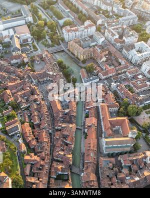 Vue aérienne de l'architecture médiévale pittoresque et des canaux charmants dans la vieille ville, Annecy, France. Banque D'Images