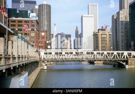 Chicago River en l'an 1984. Franklin–Orleans Street Bridge regardant vers l'est. Merchandise Mart et Marina City sur la gauche. Lake Street Bridge en face, Kemper Building, PENDRY, AON Center en arrière-plan. Magnifique horizon de Chicago comme il était au milieu des années 80 par une journée ensoleillée. Banque D'Images