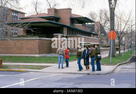 1984, avril. Campus de l'Université de Chicago - Robie House regardant à l'est. Conçu par Frank Lloyd Wright entre 1908 et 1909. Groupe de jeunes amoureux de l'architecture. Image historique du milieu des années 80 de bâtiment résidentiel considéré comme l'un des plus importants dans l'histoire de l'architecture. Chef-d'œuvre dans le style praire. Banque D'Images