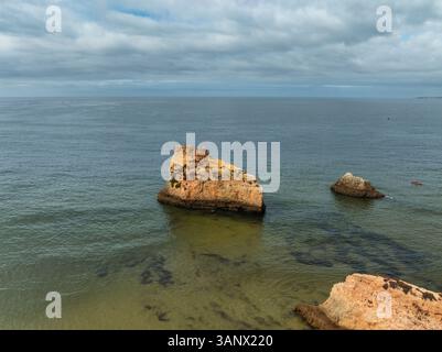 Vue aérienne de la côte rocheuse du bord de mer, Alvor, région de l'Algarve, Portugal. Banque D'Images