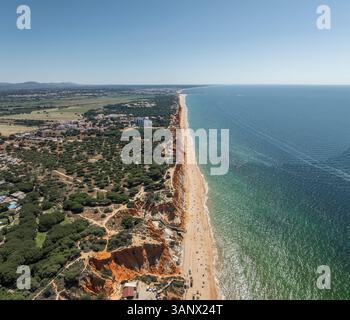 Vue aérienne de la belle plage de Praia da Falesia, Olhos de Agua, région de l'Algarve, Portugal. Banque D'Images