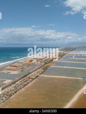 Vue aérienne des lacs salés naturels dans le parc national de Cabo de Gata, Almeria, Espagne. Banque D'Images