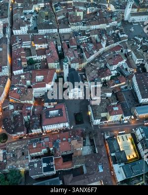 Vue aérienne de trente, Trentin, paysage urbain avec bâtiments historiques et quartier résidentiel, trente, Italie. Banque D'Images