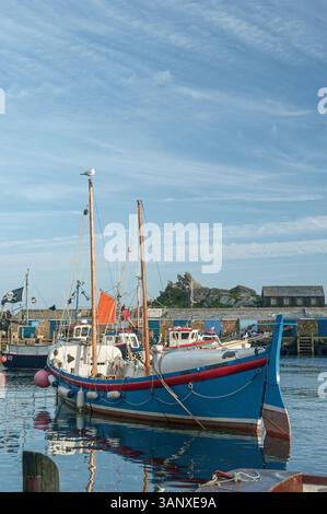 Looe bateau de sauvetage amarré dans le port de Polperro lors d'une soirée d'été en Cornouailles en Angleterre Banque D'Images