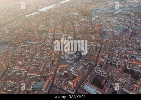 Vue aérienne de la cathédrale de Santa Maria del Fiore, une église de style gothique dans le centre de Florence au coucher du soleil, Florence, Toscane, Italie. Banque D'Images
