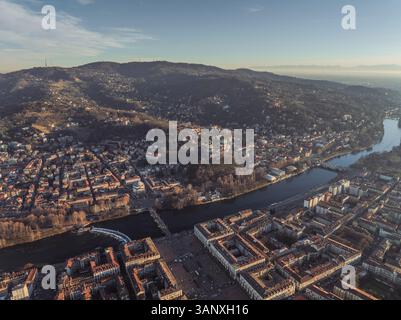 Vue panoramique aérienne de la Piazza Vittorio Veneto et le quartier résidentiel sur la colline du centre-ville de Turin au coucher du soleil le long du fleuve Pô, Turin, Piedmo Banque D'Images