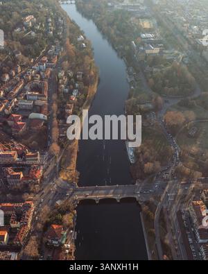 Vue aérienne des gens qui naviguent le long du fleuve Pô dans le centre-ville de Turin, Turin, Piémont, Italie. Banque D'Images