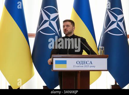 Odessa, Ukraine. 15 avril 2025. Le président ukrainien Volodymyr Zelenskyy assiste à une réunion d’information conjointe avec le secrétaire général de l’OTAN Mark Rutte à Odessa, Ukraine, le 15 avril 2025. (Photo de Nina Liashonok/Ukrinform) crédit : Ukrinform/Alamy Live News Banque D'Images