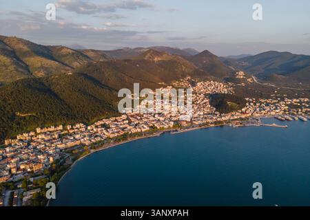 Vue aérienne d'Igoumenitsa au coucher du soleil, une petite ville le long de la mer Ionienne, Épire, Grèce. Banque D'Images