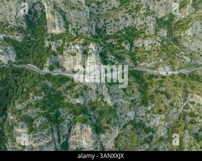 Vue aérienne de la route amalfitaine le long de la côte amalfitaine près de Positano, Salerne, Campanie, Italie. Banque D'Images