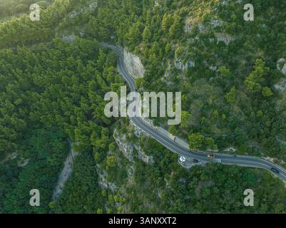 Vue aérienne de la route amalfitaine route serpentine traversant la forêt le long de la côte amalfitaine près de Positano, Salerne, Campanie, Italie. Banque D'Images