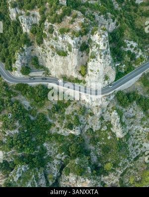 Vue aérienne de la route amalfitaine le long de la côte amalfitaine près de Positano, Salerne, Campanie, Italie. Banque D'Images