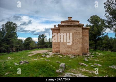 Vue aérienne de l'ermitage de l'Incarnation dans un cadre archéologique à Caravaca de la Cruz, région de Murcie, Espagne Banque D'Images