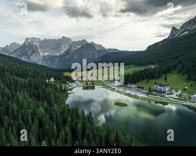 Vue aérienne du lac Misurina au coucher du soleil avec la montagne Sorapis en arrière-plan, Auronzo di Cadore, Dolomites, Vénétie, Italie. Banque D'Images