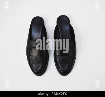 mocassins coulissants en cuir noir classiques pour femmes sur fond blanc, chaussures mules à la mode avec semelle épaisse, chaussures de printemps élégantes pour wea quotidien Banque D'Images