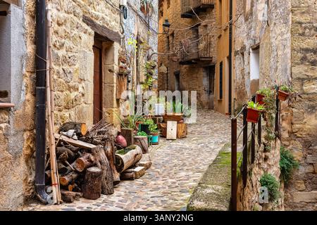 Ruelles étroites avec des maisons en pierre pittoresques et de vieux ustensiles dans les rues pavées, Valderrobres, Teruel. Banque D'Images