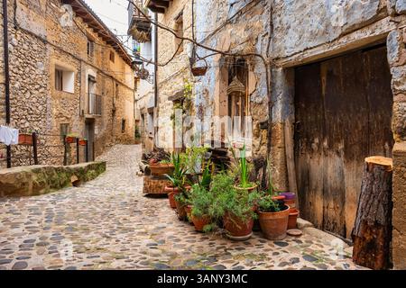 Ruelles étroites avec des maisons en pierre pittoresques et de vieux ustensiles dans les rues pavées, Valderrobres, Teruel. Banque D'Images