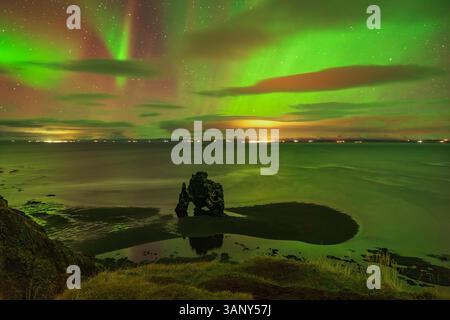 Belle aurore sur la formation rocheuse hvitserkur (alos Rhino), Islande. Banque D'Images