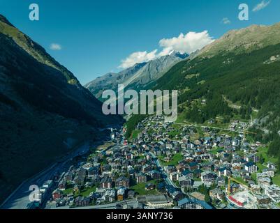 Vue aérienne de Zermatt, une petite ville célèbre pour sa destination hivernale sur les Alpes suisses, Valais, Suisse. Banque D'Images