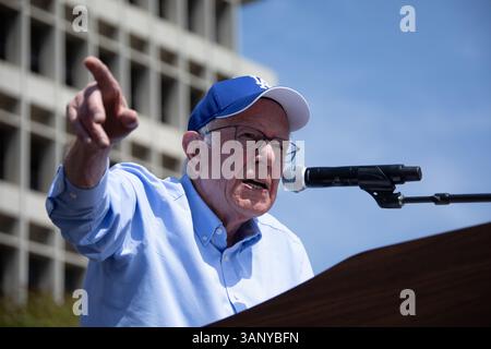 Sénateur Bernie Sanders s'adresse à une foule dans le mille Gloria Molina Grand Park à Los Angeles dans le cadre de sa tournée de lutte contre l'oligarchie. 12 avril 20 Banque D'Images