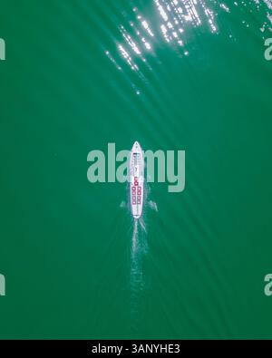 Vue aérienne d'un petit bateau à passagers naviguant sur le lac Trasimène, Pérouse, Italie. Banque D'Images