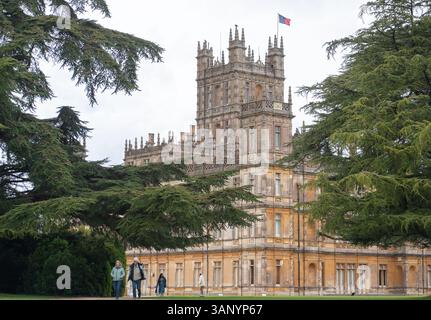 Highclere, Newbury, Berkshire, Royaume-Uni. 14 avril 2025. Château de Highclere à Highclere, Newbury, Berkshire. Highclere a été utilisé pour le tournage d'une grande partie du drame d'époque classique, Downton Abbey. Le dernier film de Downton Abbey devrait sortir dans les cinémas en septembre 2025. Le château de Highclere abrite Lord George Herbert, 8e comte de Carnarvon, et son épouse, Lady Fiona Carnarvon Banque D'Images