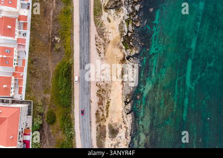 Vue aérienne des véhicules sur la route le long des falaises, Peniche, Portugal. Banque D'Images