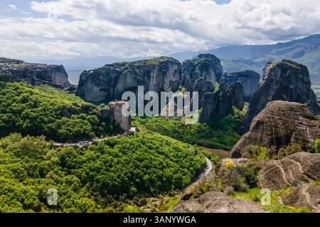 Vue aérienne du monastère Saint de Rousanos sur une formation rocheuse de pilier naturel dans les Météores, Trikala, Thessalie, Grèce. Banque D'Images