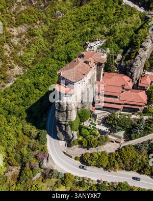 Vue aérienne du monastère Saint de Rousanos sur une formation rocheuse de pilier naturel dans les Météores, Trikala, Thessalie, Grèce. Banque D'Images