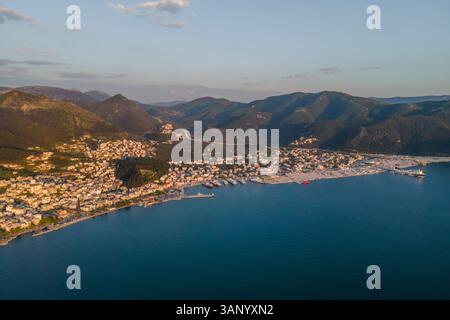 Vue aérienne d'Igoumenitsa au coucher du soleil, une petite ville le long de la mer Ionienne, Épire, Grèce. Banque D'Images