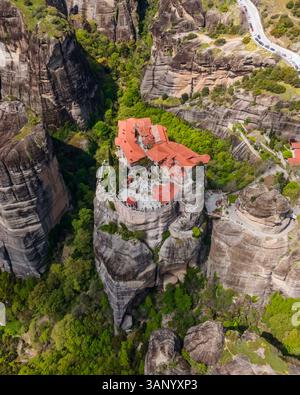 Vue aérienne du monastère Iera Moni Barlaam, un ancien monastère orthodoxe oriental dans les Météores, Trikala, Thessalie, Grèce. Banque D'Images