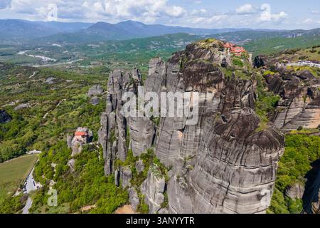 Vue aérienne du monastère de Grand Météoron sur une formation rocheuse de pilier naturel dans les Météores, Trikala, Thessalie, Grèce. Banque D'Images