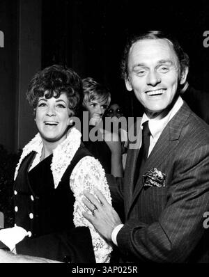 18 MAI 2005 - FRANK GORSHIN ET SA FEMME KRIS ASSISTENT À L'OUVERTURE DE LA SAISON THÉÂTRALE GRECQUE AU GRIFFITH PARK À LOS ANGELES, CA..1969.1960S.FOURNI PAR FRANKGORSHINRETRO(IMAGE DE CRÉDIT : © GLOBE PHOTOS/ZUMAPRESS.COM) Banque D'Images