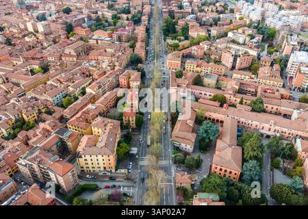 Vue aérienne de véhicules circulant sur un grand boulevard à Bologne, Emilie, Romagne, Italie. Banque D'Images