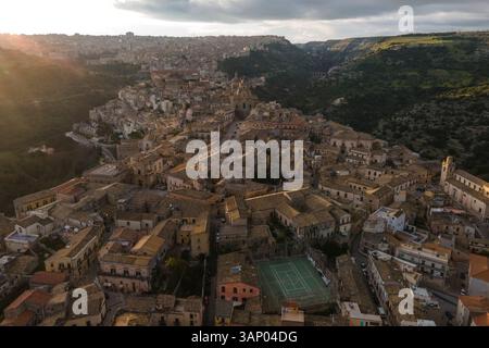 Vue aérienne de la vieille ville de Ragusa Ibla avec la cathédrale Saint George au coucher du soleil en Sicile, Italie. Banque D'Images