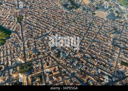 Vue aérienne d'Avola, une petite ville aux formes géométriques dans la province de Syracuse, Sicile, Italie. Banque D'Images
