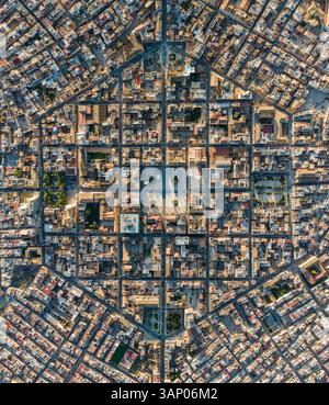 Vue aérienne panoramique de la vieille ville d'Avola, une petite ville aux formes géométriques dans la province de Syracuse, Sicile, Italie. Banque D'Images