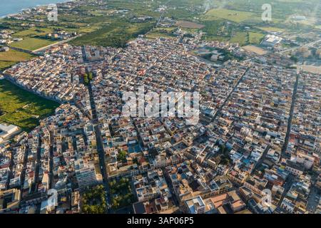 Vue aérienne d'Avola, une petite ville aux formes géométriques dans la province de Syracuse, Sicile, Italie. Banque D'Images