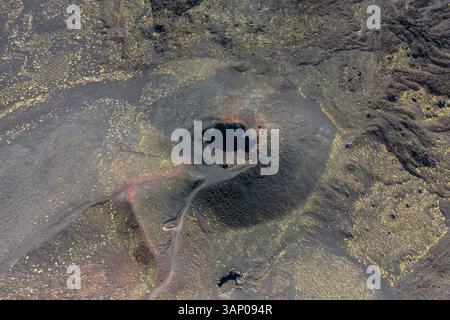 Vue aérienne des cratères de Silvestri sur l'Etna, Catane, Sicile, Italie. Banque D'Images