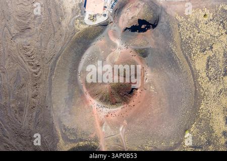Vue aérienne des cratères de Silvestri sur le volcan de l'Etna, Catane, Sicile, Italie. Banque D'Images