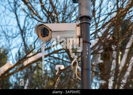 Icicle suspendu à une caméra de surveillance à Helsinki, Finlande Banque D'Images