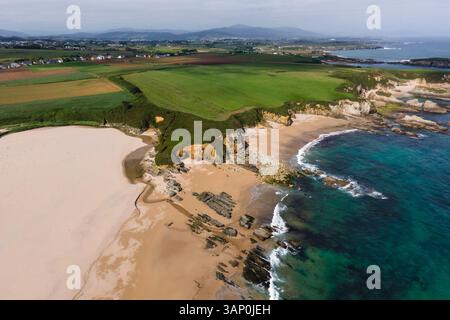 Vue aérienne de Playa de Serantes, Tapia de Casariego, Asturies, Espagne. Banque D'Images