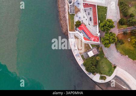 Vue panoramique aérienne du quartier de Belem le long du Tage au coucher du soleil dans le centre-ville de Lisbonne, Lisbonne, Portugal. Banque D'Images