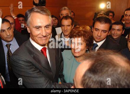 20 octobre 2005 - Lisbonne, Portugal - K45992.10-2005 : LISBONNE, PORTUGAL - L'ancien premier ministre Anibal Cavaco Silva a annoncé aujourd'hui qu'il était candidat aux élections présidentielles portugaises de 2006. En image candidate et épouse Maria Cavaco Silva.. ALVARO ISIDORO-LisbonFILES-(crédit image : © Globe photos/ZUMAPRESS.com) Banque D'Images