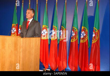 20 octobre 2005 - Lisbonne, Portugal - K45992.10-2005 : LISBONNE, PORTUGAL - L'ancien premier ministre Anibal Cavaco Silva a annoncé aujourd'hui qu'il était candidat aux élections présidentielles portugaises de 2006. ALVARO ISIDORO-LisbonFILES-(crédit image : © Globe photos/ZUMAPRESS.com) Banque D'Images
