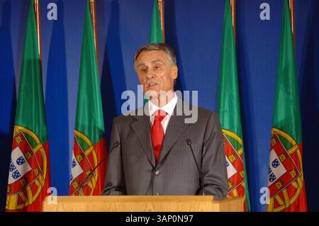 20 octobre 2005 - Lisbonne, Portugal - K45992.10-2005 : LISBONNE, PORTUGAL - L'ancien premier ministre Anibal Cavaco Silva a annoncé aujourd'hui qu'il était candidat aux élections présidentielles portugaises de 2006. ALVARO ISIDORO-LisbonFILES-(crédit image : © Globe photos/ZUMAPRESS.com) Banque D'Images