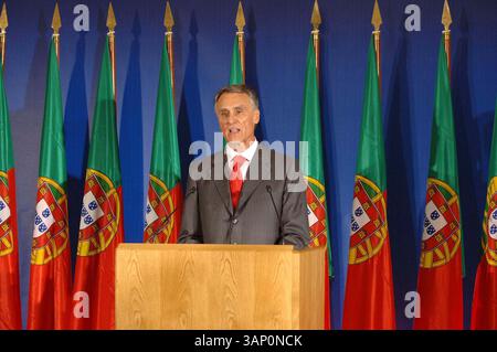 20 octobre 2005 - Lisbonne, Portugal - K45992.10-2005 : LISBONNE, PORTUGAL - L'ancien premier ministre Anibal Cavaco Silva a annoncé aujourd'hui qu'il était candidat aux élections présidentielles portugaises de 2006. ALVARO ISIDORO-LisbonFILES-(crédit image : © Globe photos/ZUMAPRESS.com) Banque D'Images