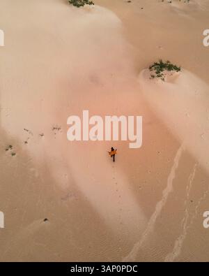 Vue aérienne d'une personne marchant parmi les dunes dans le désert au Parc naturel de Corralejo, Fuerteventura, îles Canaries, Espagne. Banque D'Images