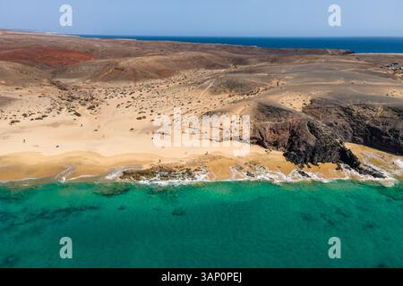 Vue aérienne de Playa del Pozo le long de la côte près de Playa del Papagayo, Lanzarote, îles Canaries, Espagne. Banque D'Images